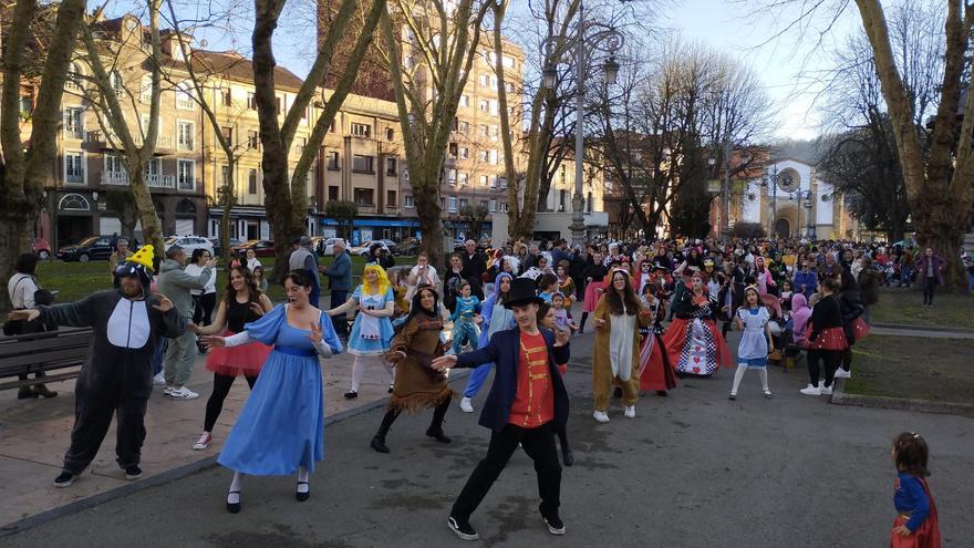 La Felguera, como Río de Janeiro: el buen tiempo llenó las calles en el Antroxu del distrito langreano