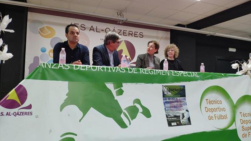 El IES Al-Qázeres acoge unas jornadas sobre técnicos de fútbol