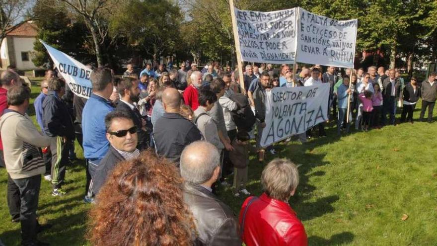 Protesta de la flota de volanta frente a la sede de la Xunta para reclamar más cuotas, en 2015.
