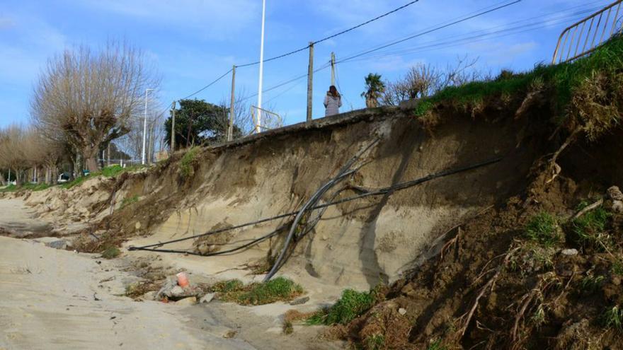 El derrumbe del paseo de la playa de Agrelo afecta ya a un tramo de 30 metros
