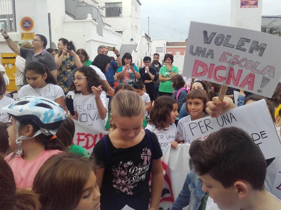 Protesta por el mal estado del colegio de la Font d'en Carròs