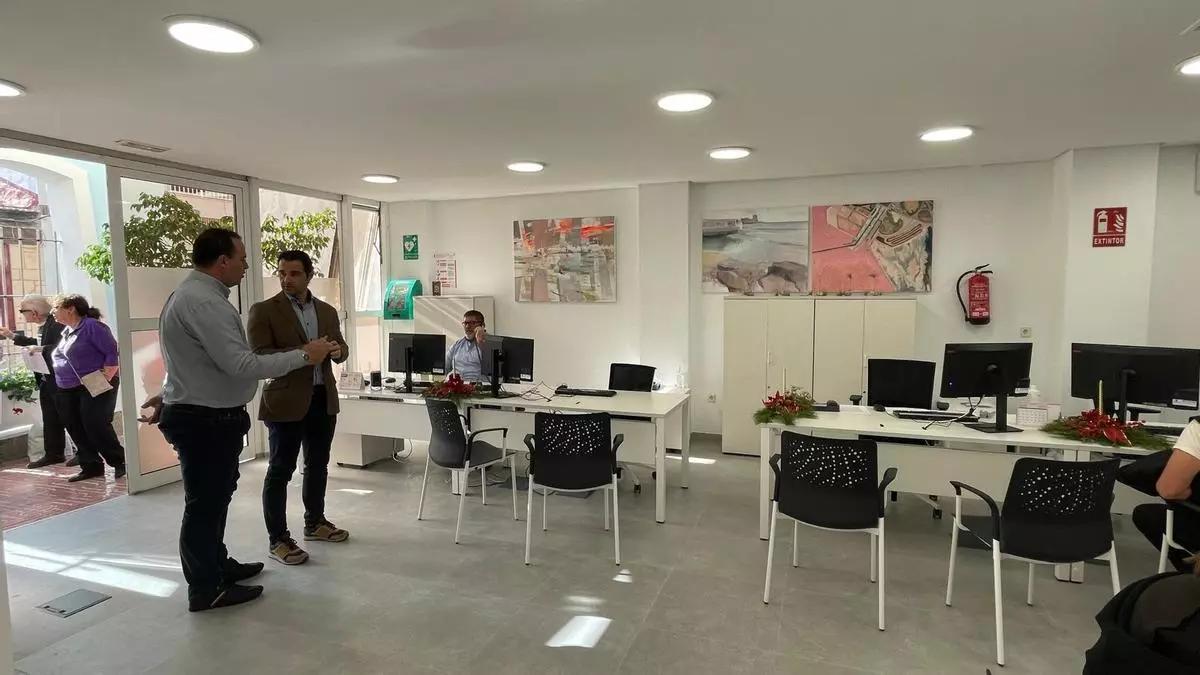 Visita del concejal Óscar Urtasun y el alcalde Eduardo Dolón a las instalaciones renovadas de Servicios Sociales