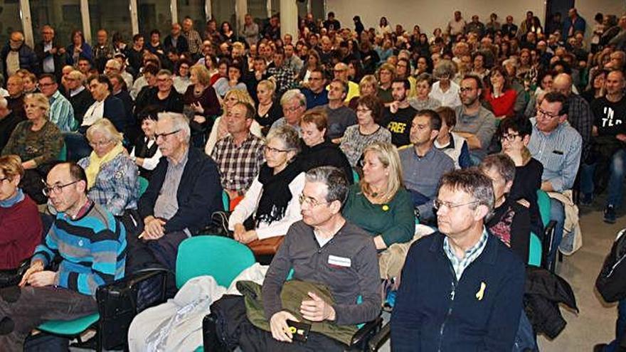 Imatge de la sala d&#039;actes de la FUB plena de gom a gom i amb gent escoltant fora