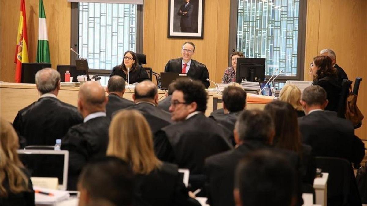 La magistrada Inmaculada Nevado y los abogados, durante una sesión del juicio de la 'Fénix'.