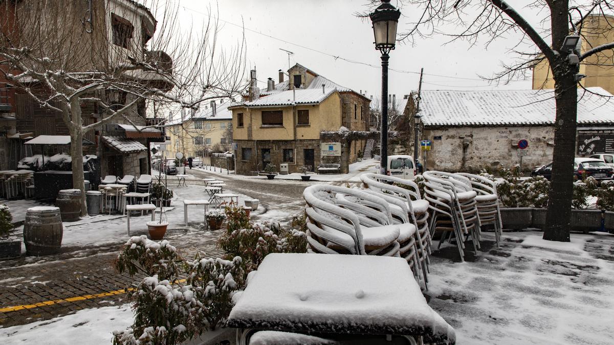 Nieve en las calles del municipio de Navacerrada, a 3 de marzo de 2024, en Navacerrada, Madrid (España).