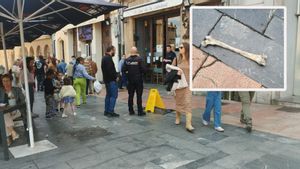 El hueso tapado con una bolsa de basura, en la Plaza de la Catedral; en el recuadro, el hueso.