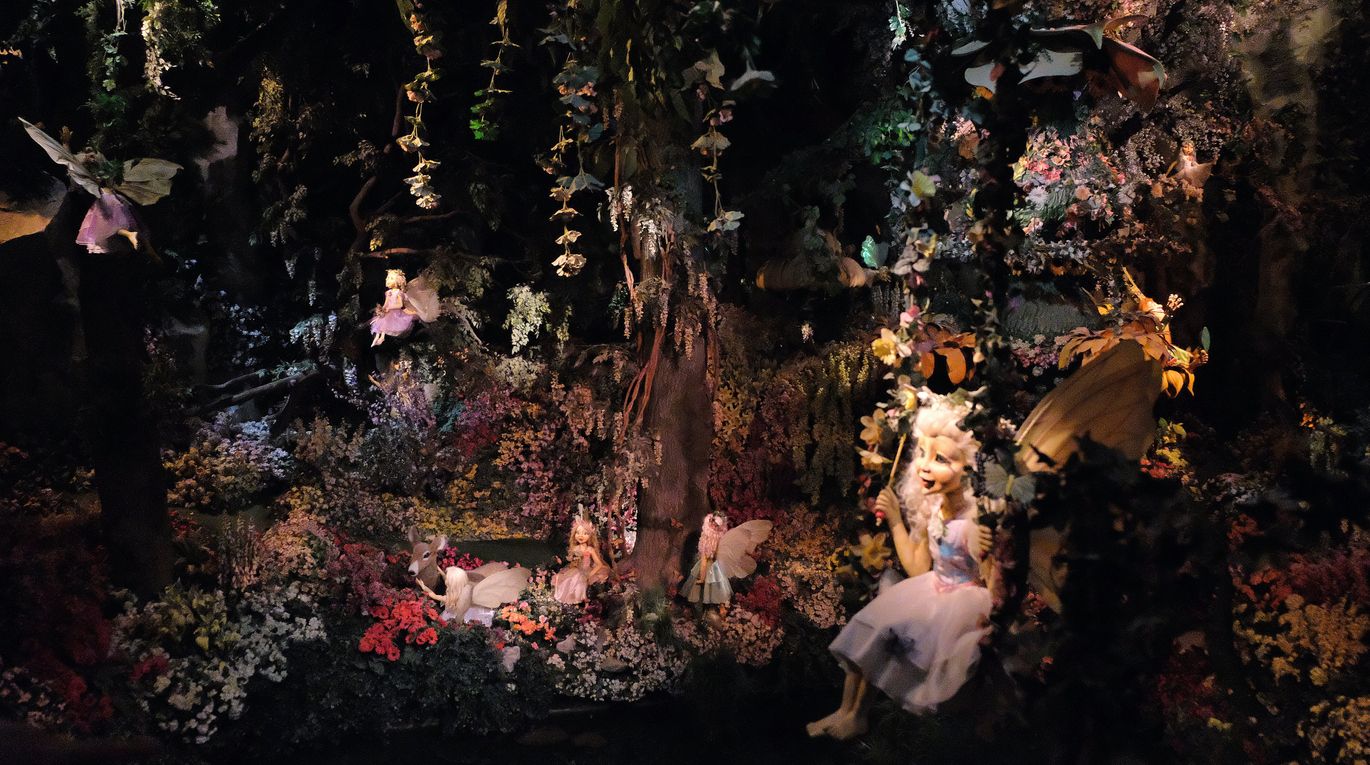 Como un cuento de hadas y ninfas, rodeado de bosques, lagos y jardines.