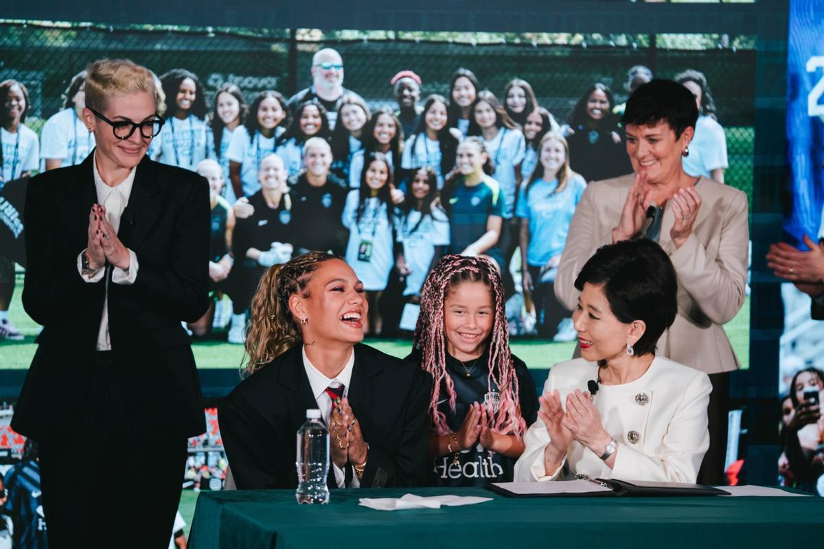 Trinity Rodman duante la firma de su renovación.