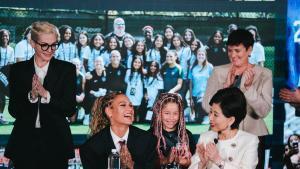 Trinity Rodman duante la firma de su renovación