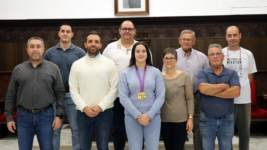 Una joven del Port de Sagunt recoge los frutos a otro año de ensueño