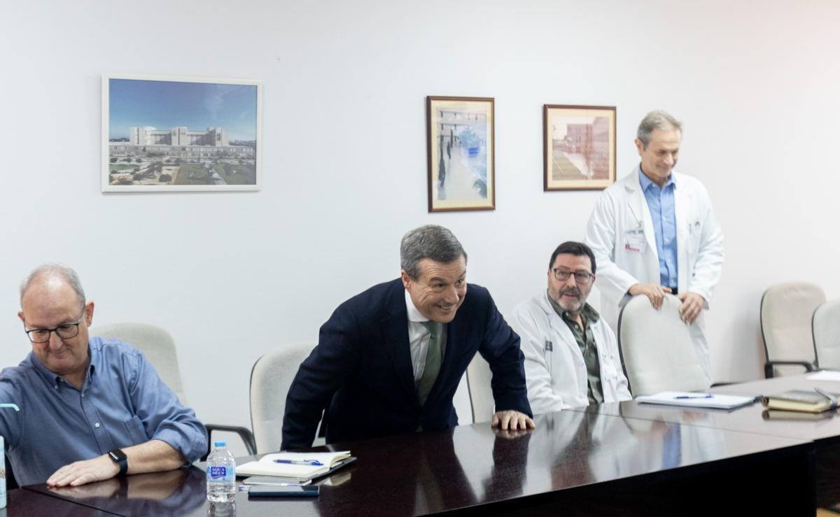 El conseller se sienta en la reunión de la Agrupación Sanitaria Alicante Norte, que integra a los hospitales de Sant Joan, Dénia y La Vila