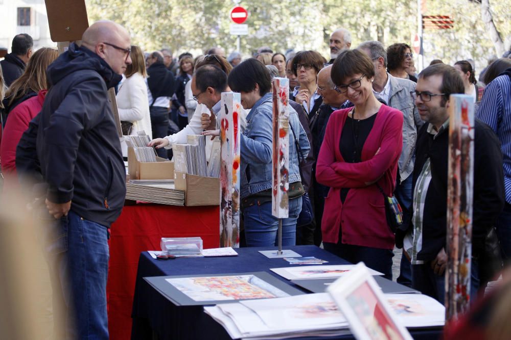 Milers de persones omplen Girona per Tots Sants