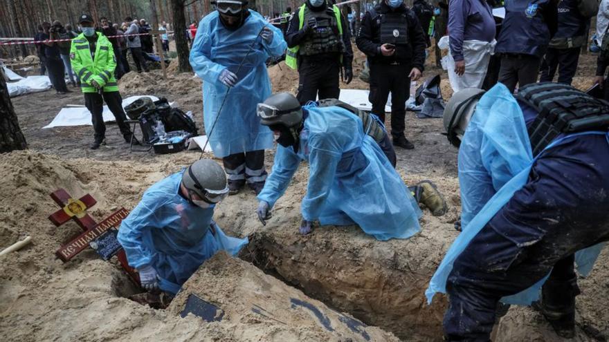 La retirada russa del nord-est d’Ucraïna fa aflorar centenars de cadàvers enterrats al bosc