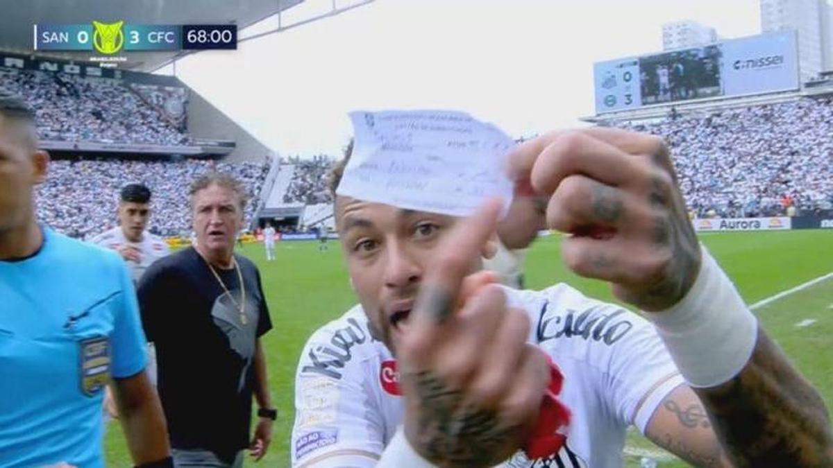 Neymar Jr., enseñando el papel de cambios a la cámara