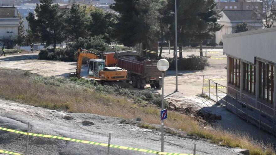 Primers moviments de terra per fer un nou aparcament a la zona esportiva de Les Comes