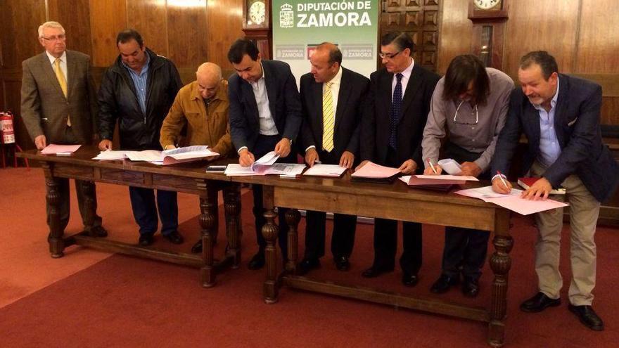 El presidente de la Diputación firma el convenio con varios alcaldes