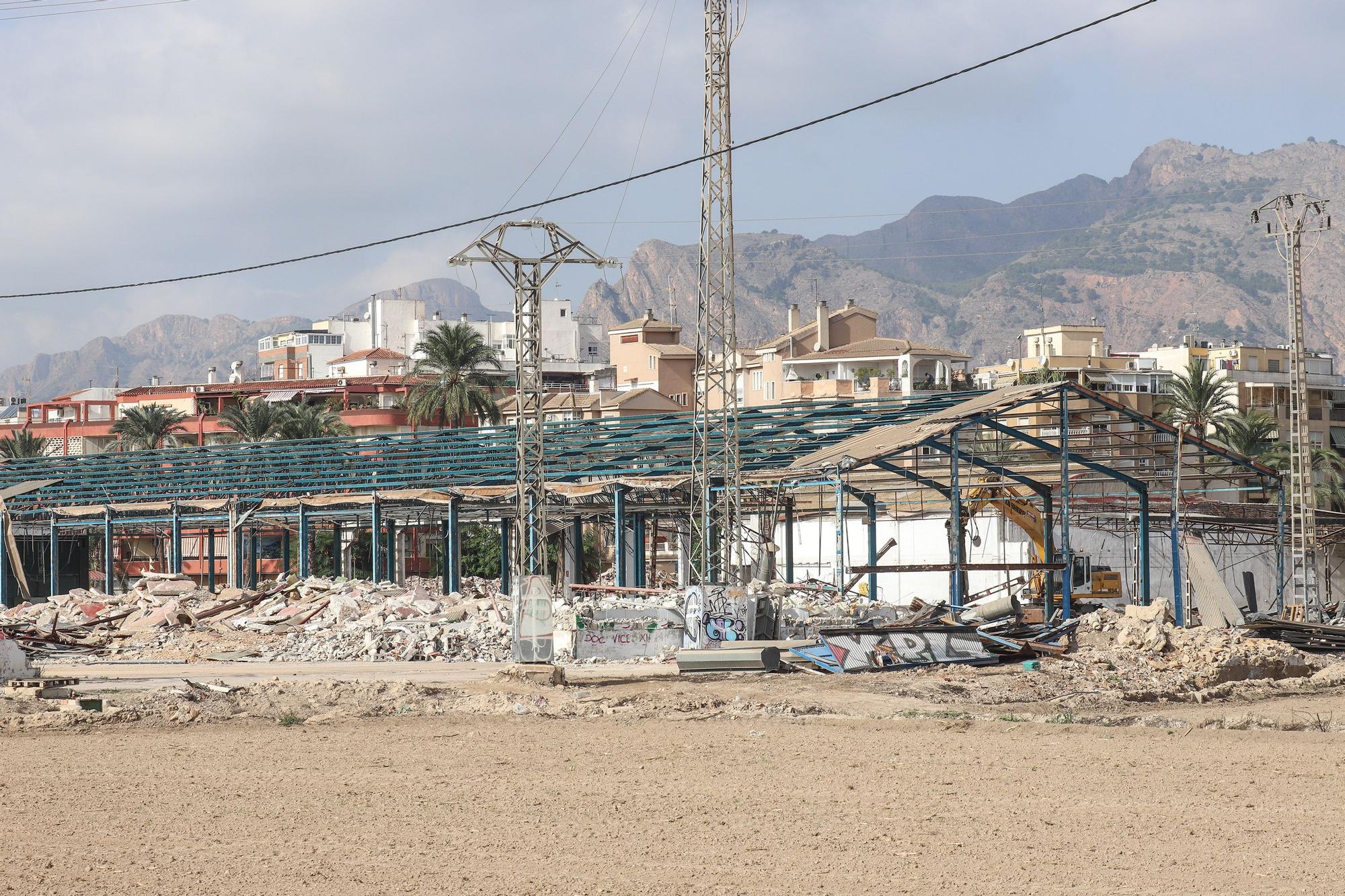 Una promotora inicia los derribos para una centro comercial de 26.000 metros cuadrados junto a losa del AVE de Orihuela