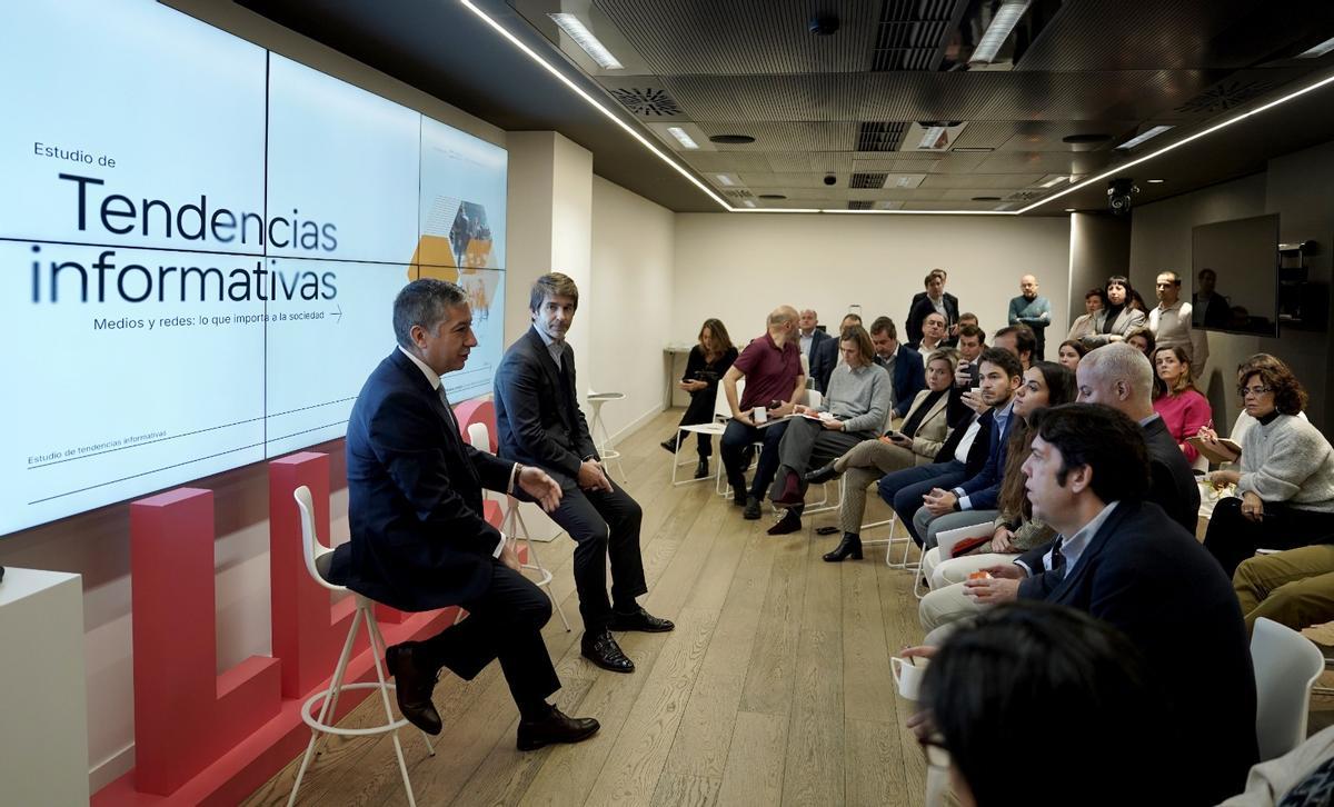 Luis Miguel Peña, CEO de LLYC para Europa, y Sergi Guillot, director general de Prensa Ibérica