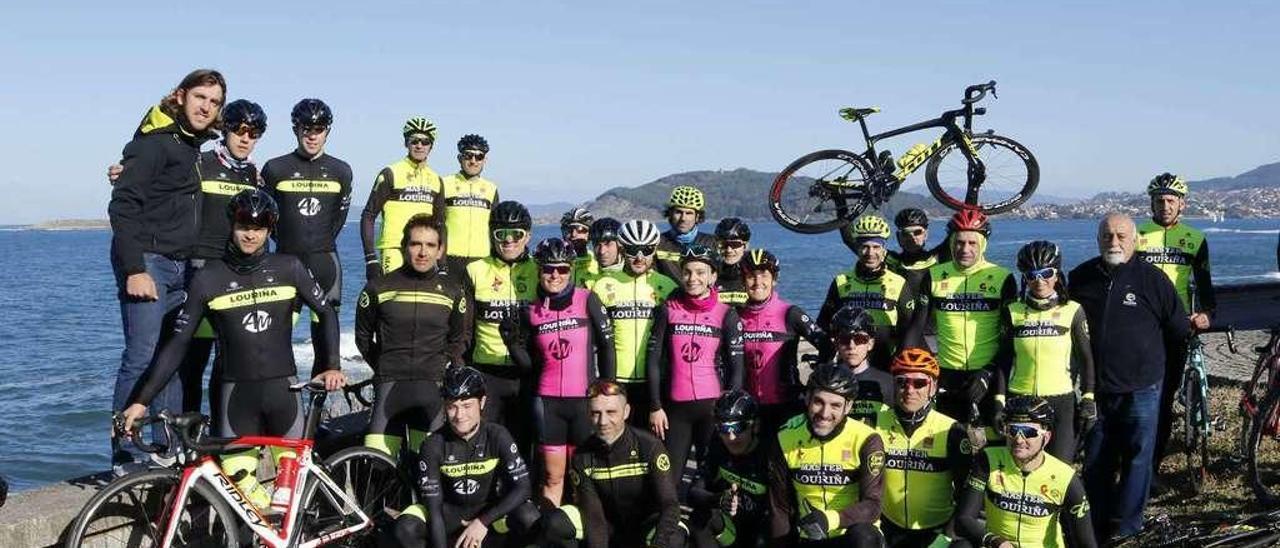 Jacobo Ucha, a la izquierda, junto algunos de los integrantes del Louriña Cycling Team en su primer rodaje todos juntos el pasado domingo. // Alba Villar