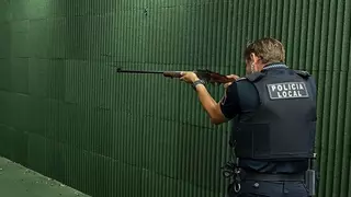 La Policía de Calp hace prácticas con el rifle anestésico ante la apoteosis de "bous al carrer" que empieza hoy