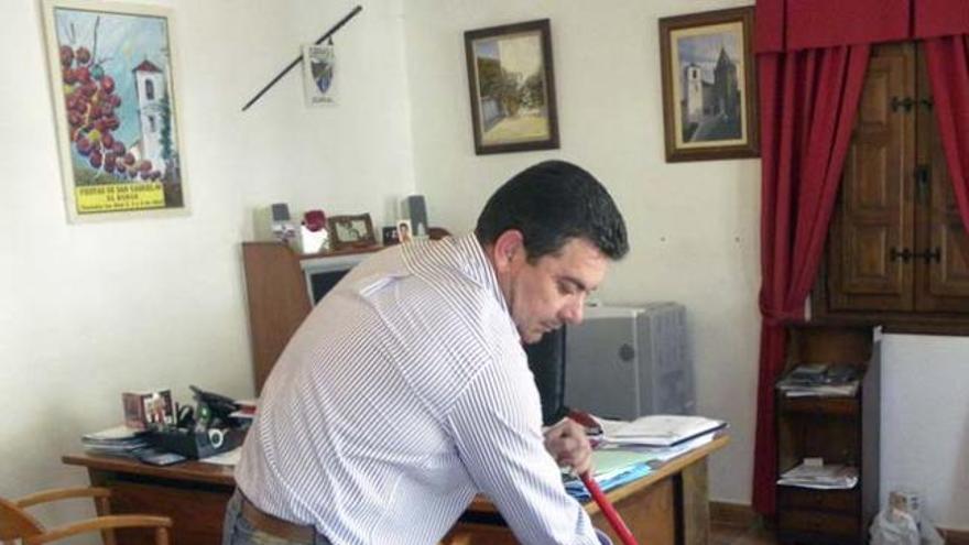 El alcalde, en plena faena.