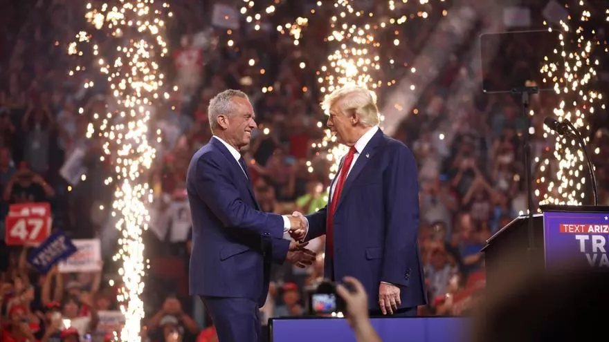 Robert F. Kennedy Jr. suspende su candidatura presidencial y aparece en un mitin junto a Trump