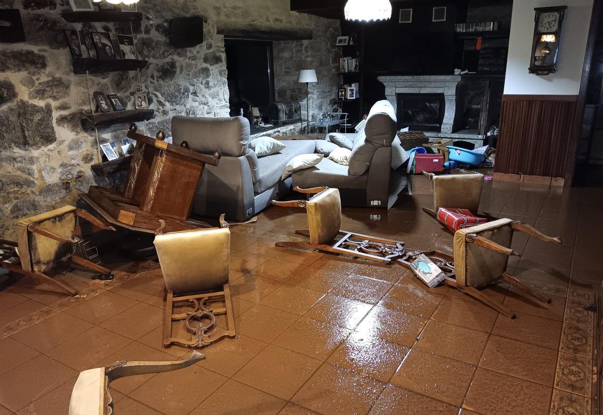 La subida del río Sar por las lluvias inunda una casa en Suarribas