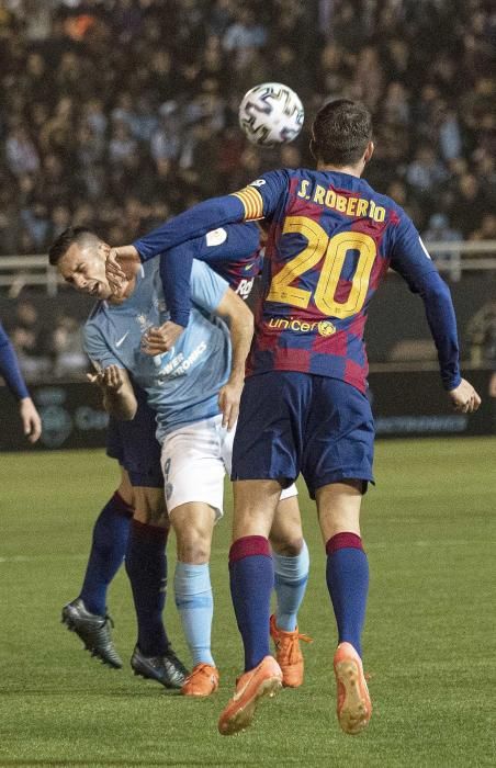 El delantero del Ibiza Ángel Rodado (i) lucha con Sergi Roberto, del FC Barcelona