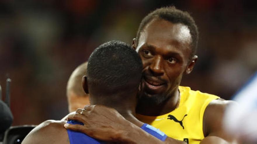 Usain Bolt abraza a Justin Gatlin tras quedar tercero en la final de los 100 metros que ganó el estadounidense.