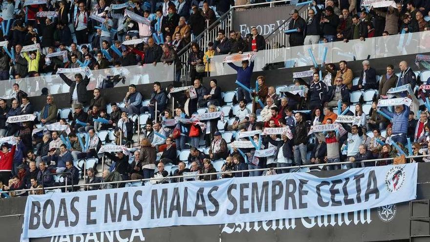 Aficionados del Celta, durante un partido en Balaídos y ante una pancarta de fidelidad al equipo celeste. // Jose Lores