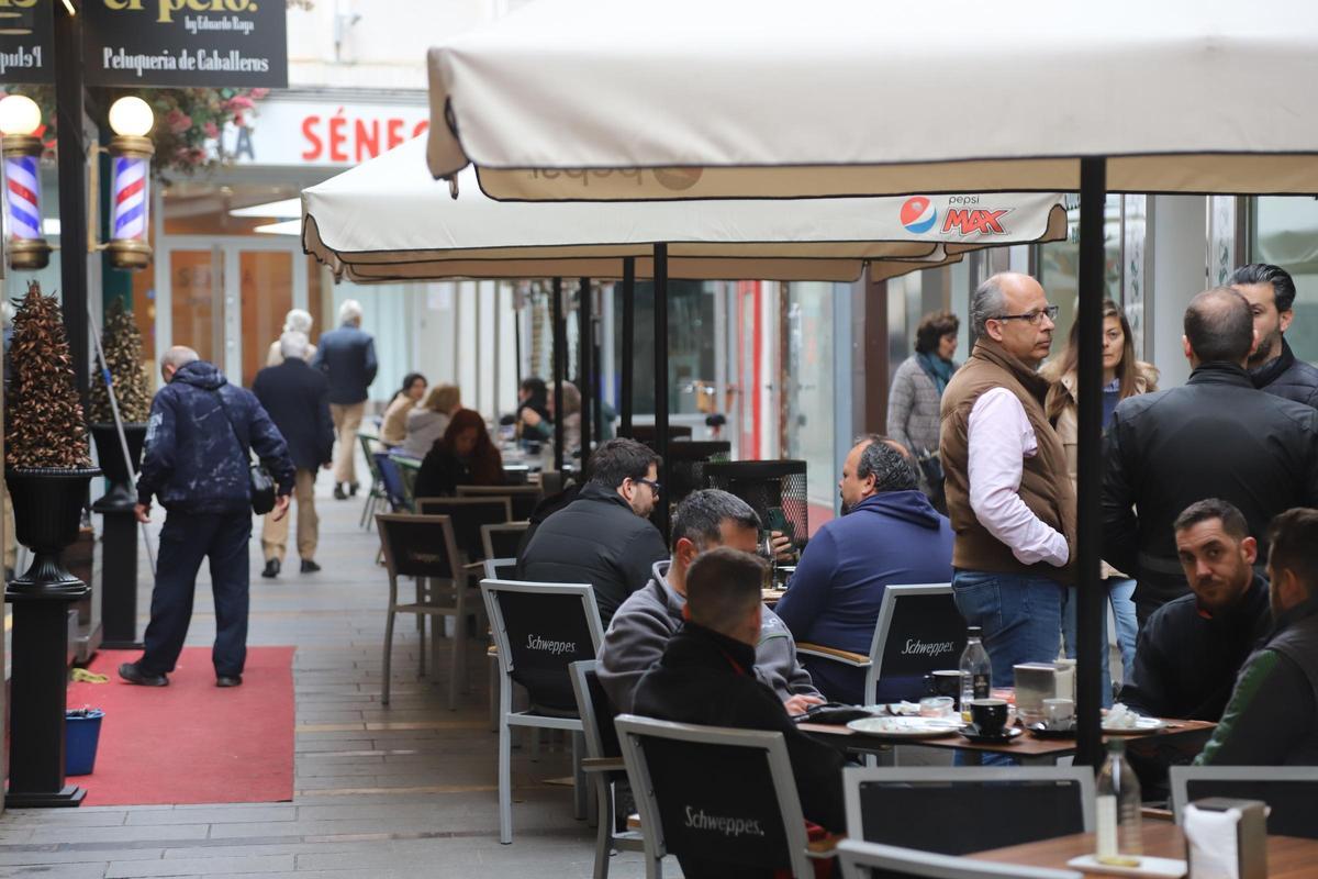 Veladores en la calle Morería.