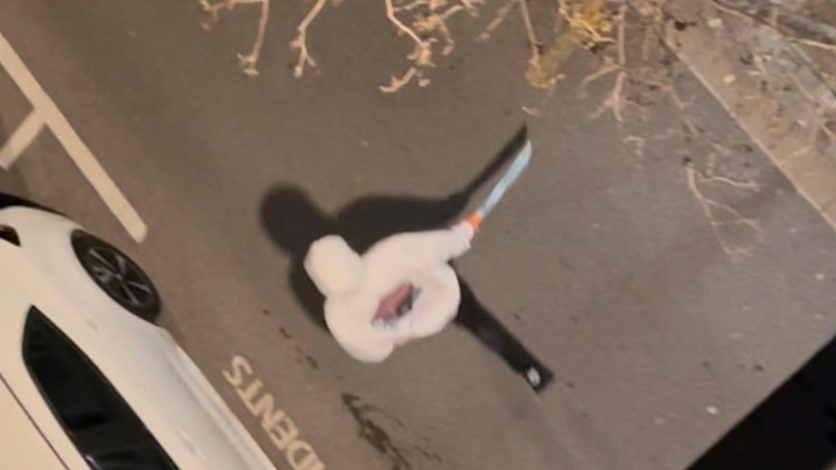 Vídeo | Baralla multitudinària amb un matxet i una pistola davant de la discoteca Draco