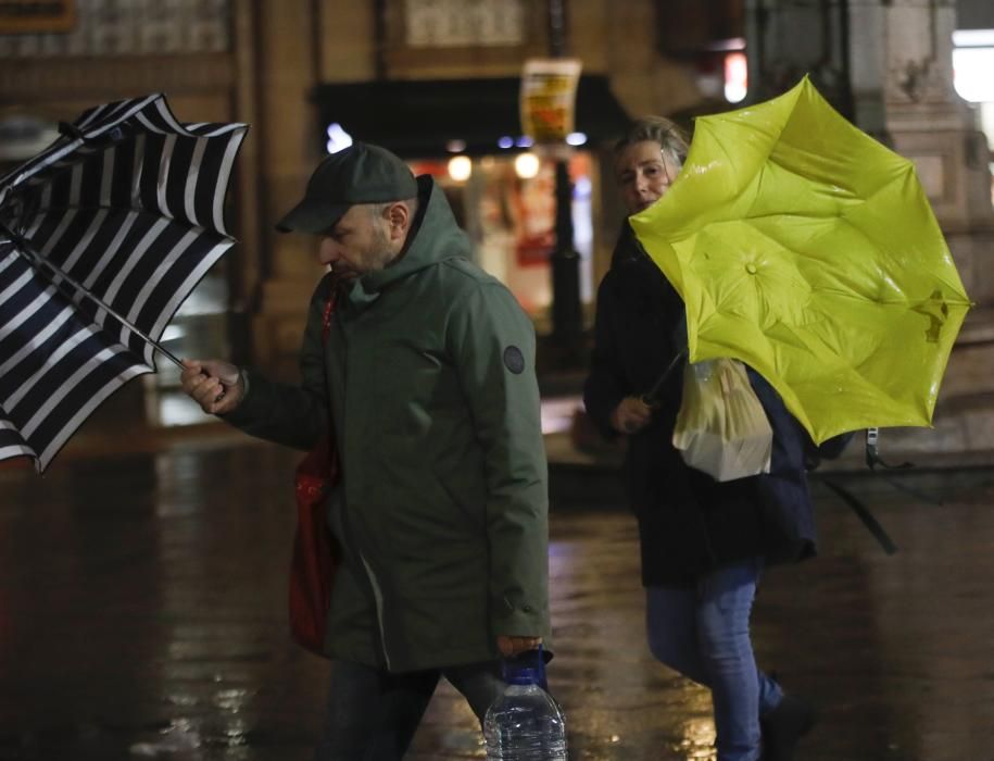 El viento y la lluvia marcaron la jornada de ayer en Vigo // R. Grobas