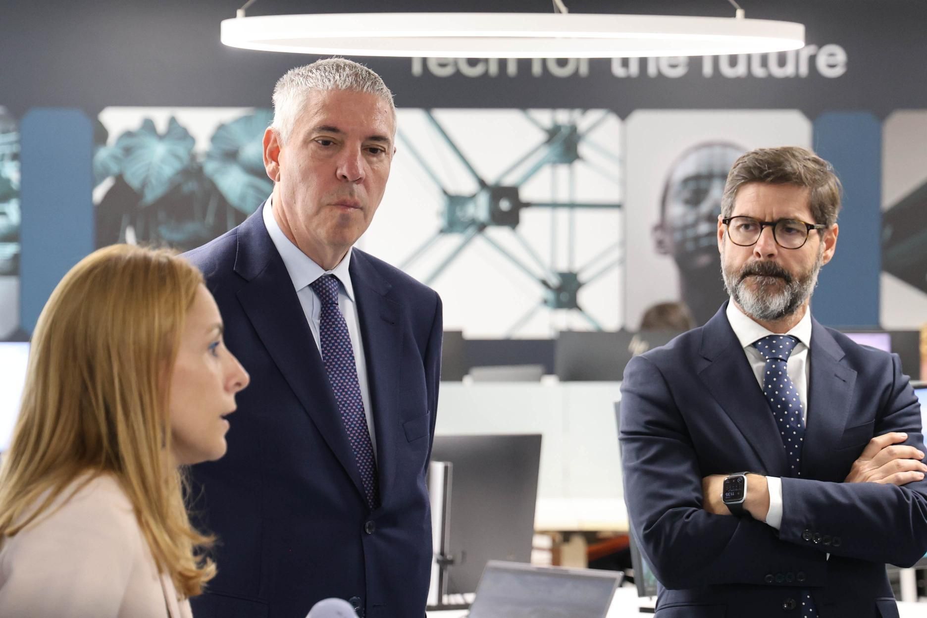 La ministra de Defensa, Margarita Robles, visita la sede de Indra en Vigo
