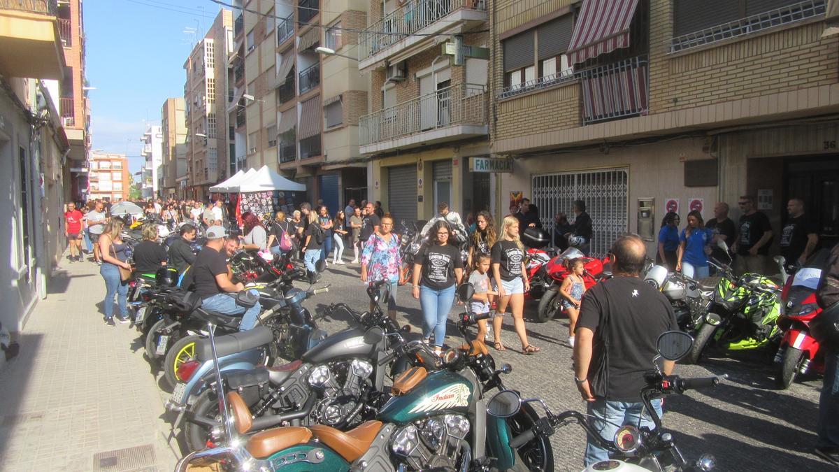 Concentración solidaria de moteros en el barrio de Cantereria.