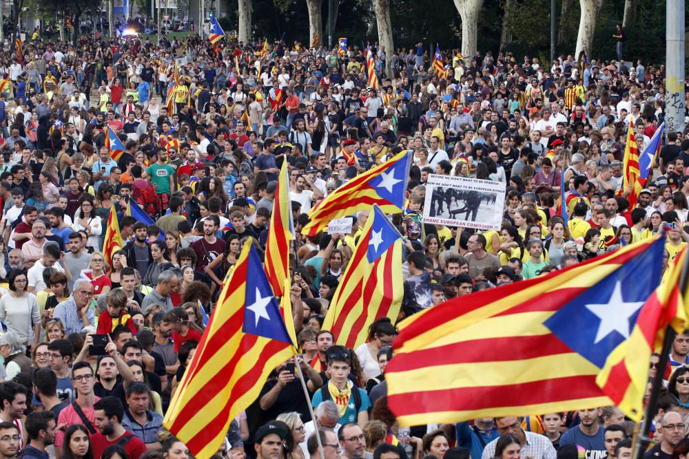 Manifestació històrica a Girona per rebutjar la violència policial l'1-O