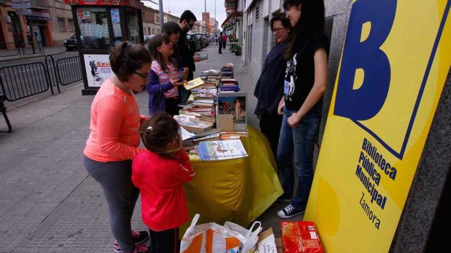 Actividad en la biblioteca de San José Obrero, de titularidad municipal.