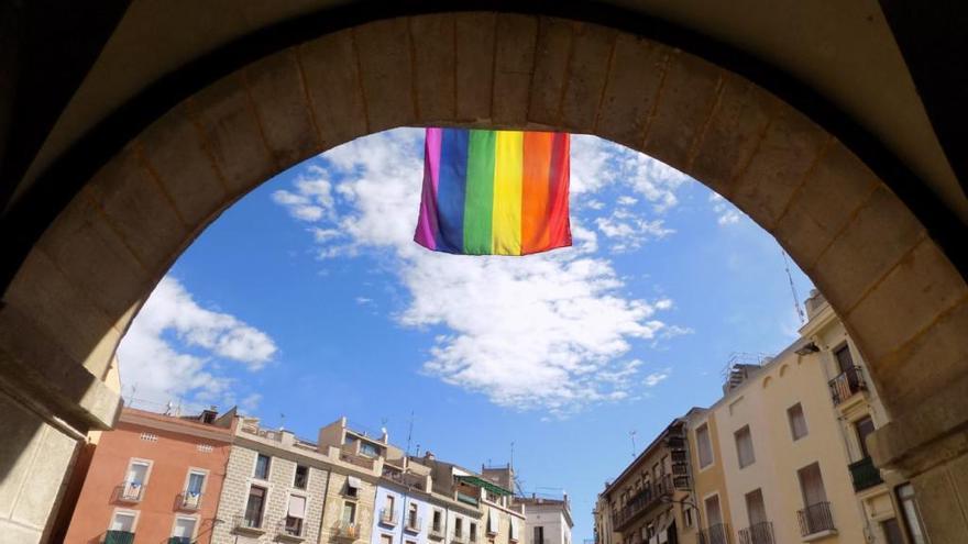 Bandera amb l&#039;arc de Sant Martí a la façana de l&#039;Ajuntament de Manresa.