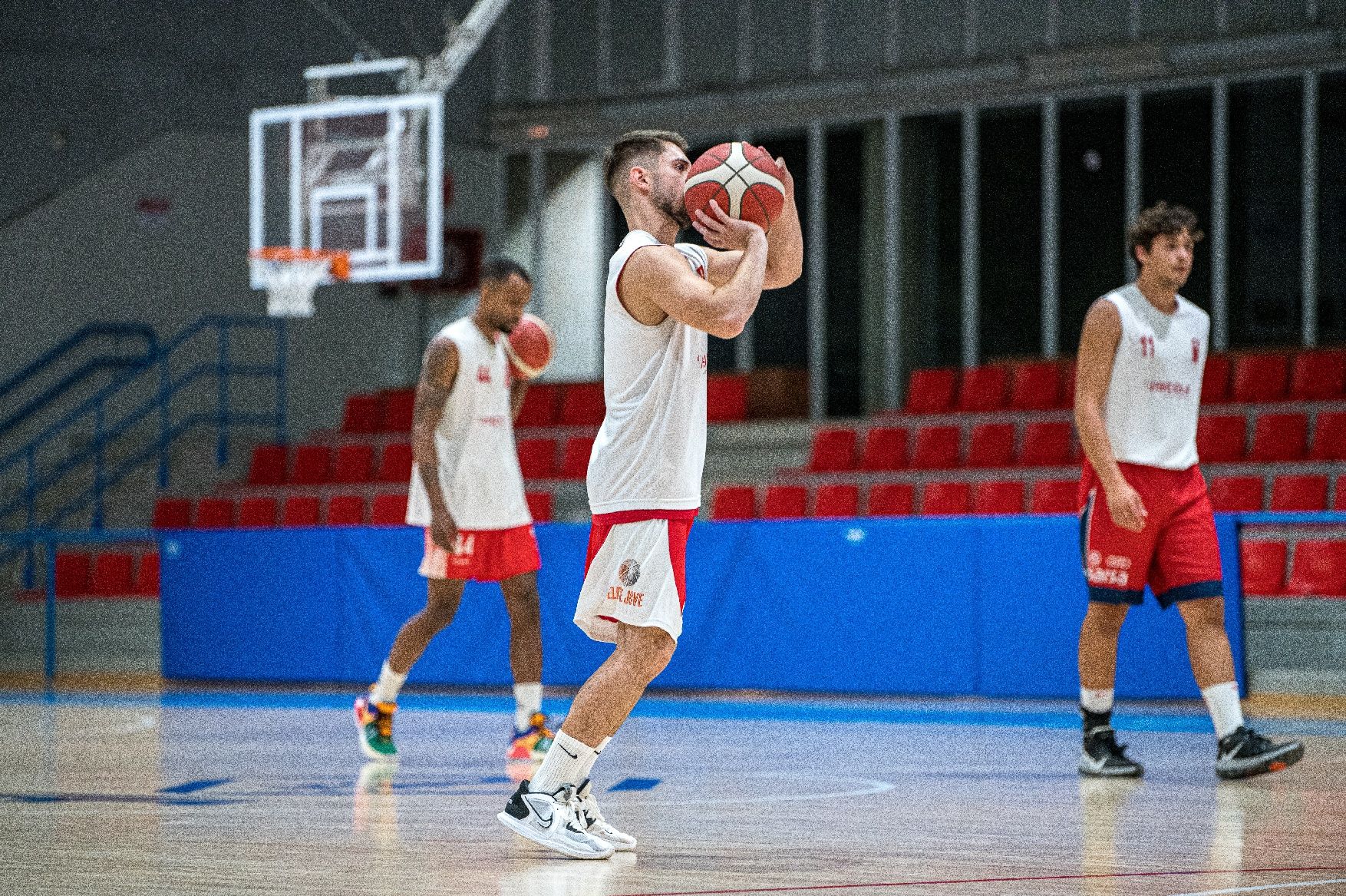 Imatges d'entrenament del CB Navàs Viscola abans de començar la Lliga EBA