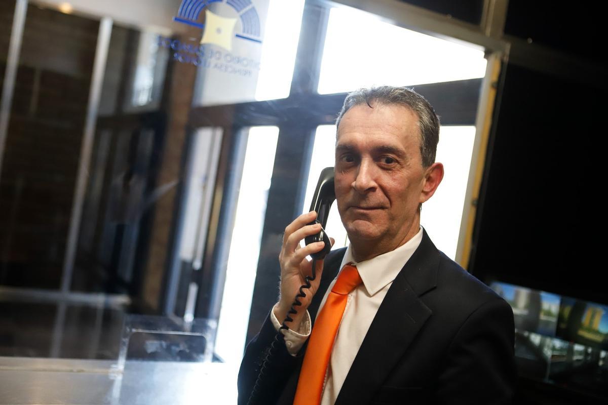 Manolo, atendiendo el teléfono en la conserjería del Auditorio.