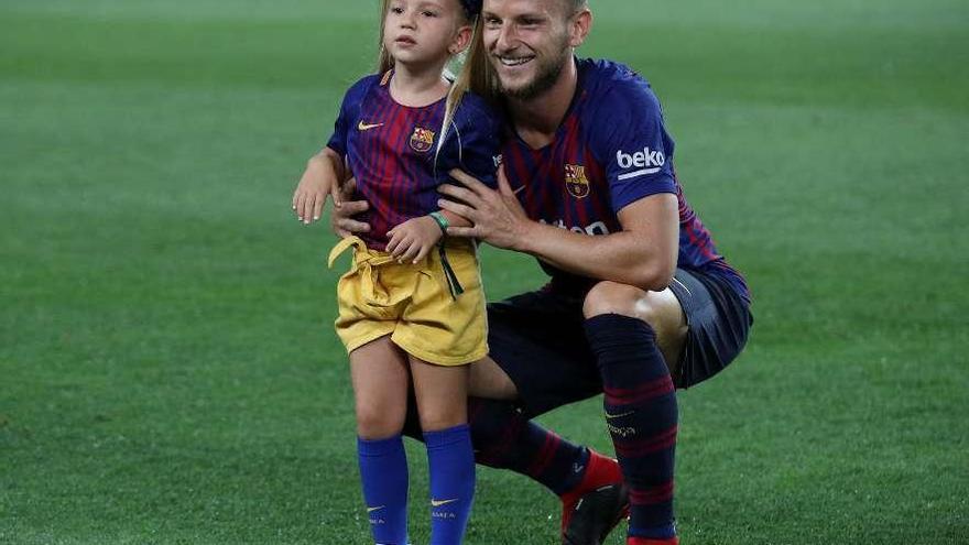 Rakitic, con su hija, antes del partido contra el Alavés. // Albert Gea