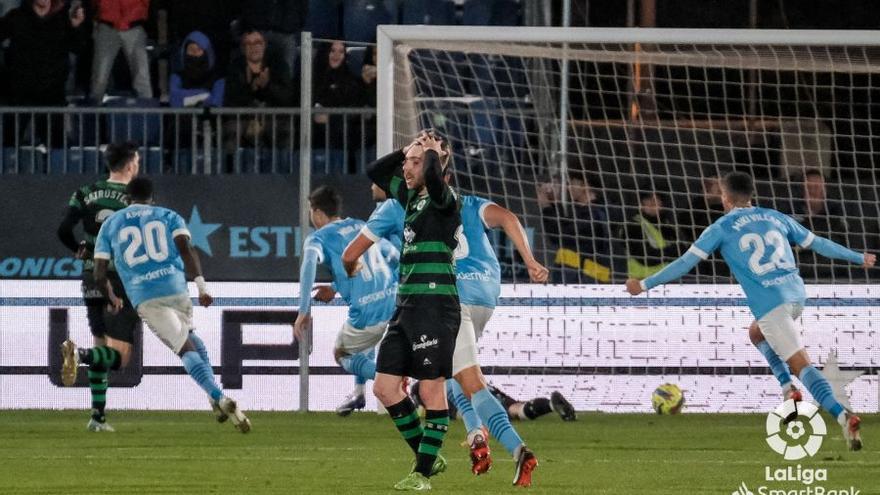 La UD Ibiza se aferra a la vida con un gol de penalti en el descuento ante el Racing