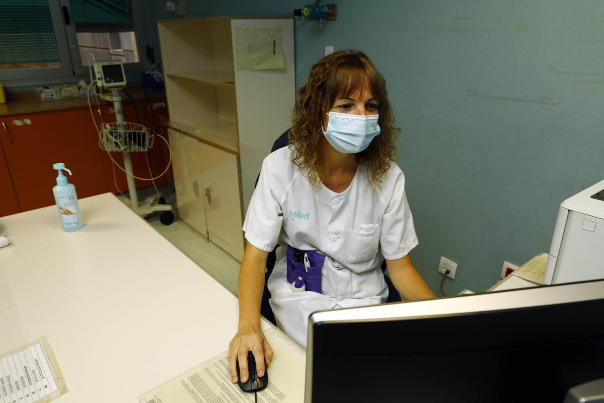 Una enfermera durante una jornada de trabajo en el triaje del Servet.