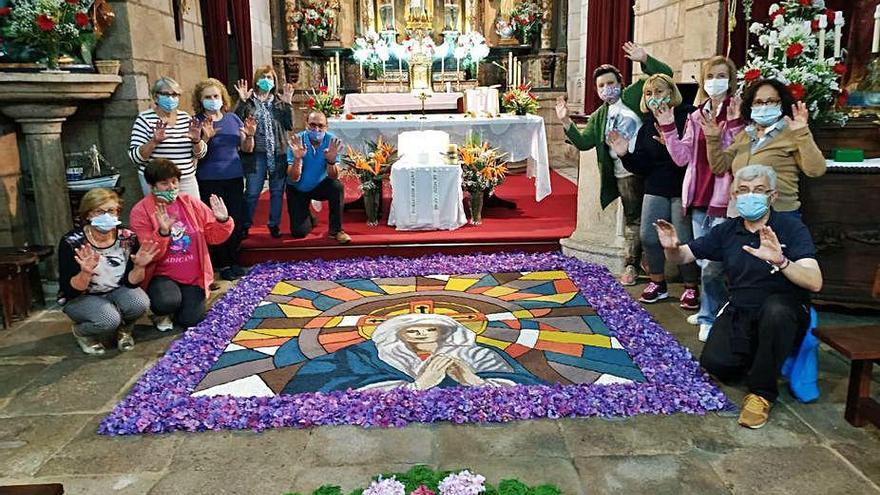 Una vista panorámica de la alfombra monumental de la Praza Massó de Bueu.