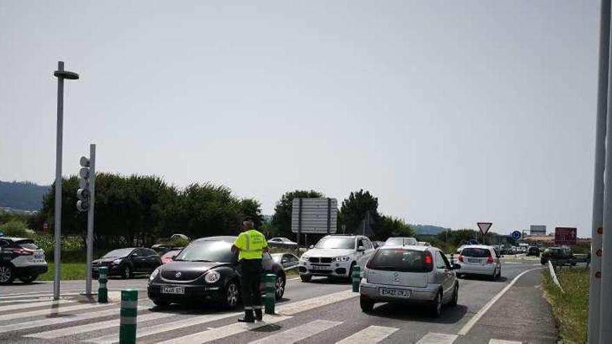 La Guardia Civil tuvo que regular el tráfico en el istmo de A Lanzada. // Muñiz