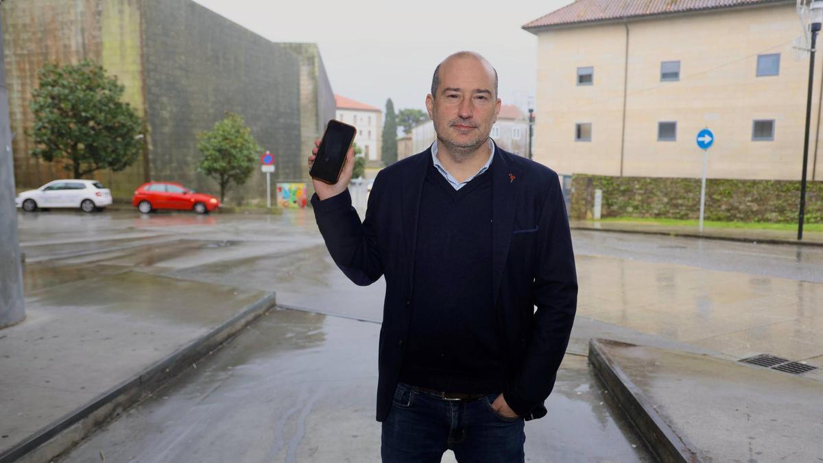 Fernando Rodríguez de la Torre, del Anpa de La Salle, en las inmediaciones del colegio.