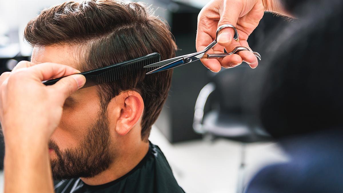 El corte de pelo masculino que estiliza las entradas y camufla la caída del pelo