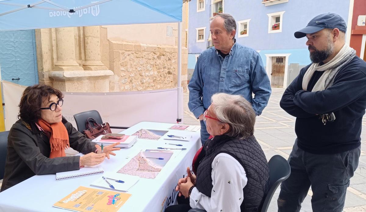 La concejala Rosa Llorca, atendiendo las peticiones de los vecinos del casco histórico de La Vila.
