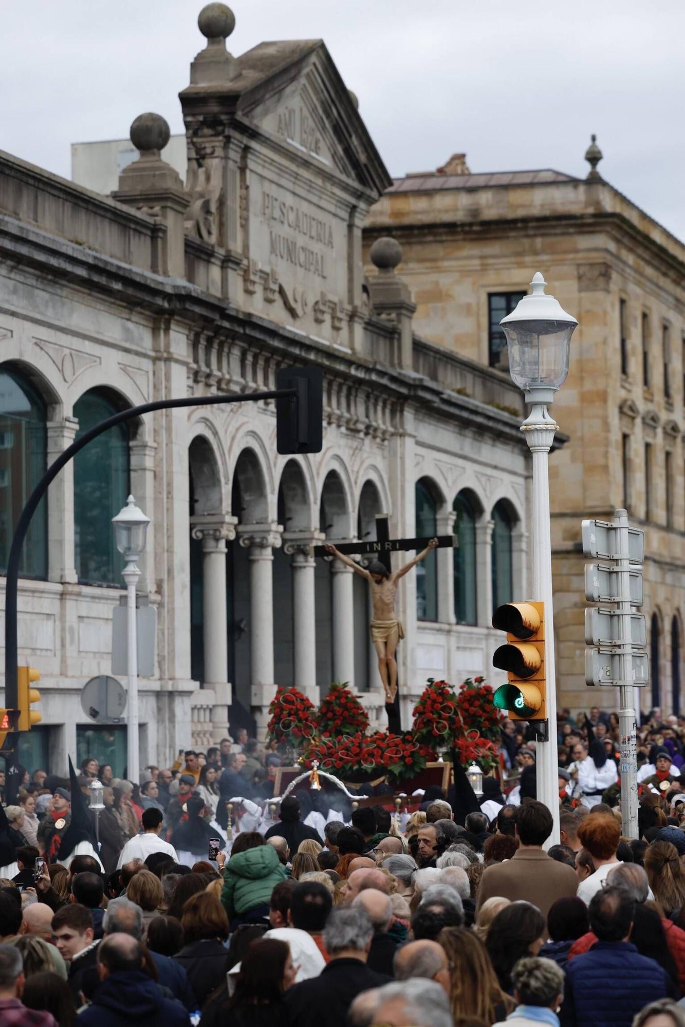 La procesión del Cristo de la Misericordia en Gijón (en imágenes)