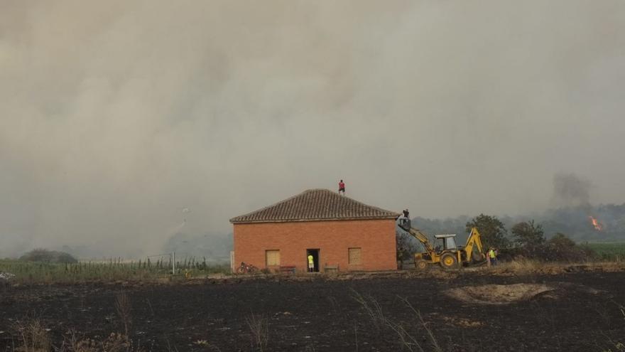 El fuego provoca un éxodo en el Tera